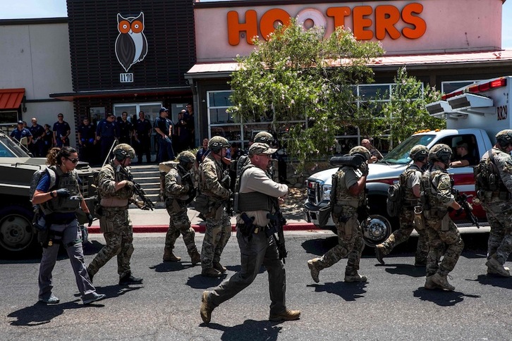 Despliegue policial en el centro comercial Cielo Vista de El Paso. (Joel Angel JUAREZ | AFP)