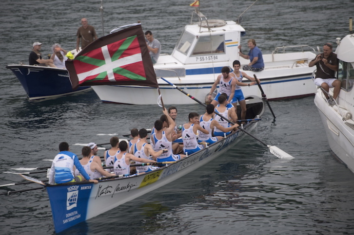 La trainera de la Donostiarra B ondea la bandera lograda este domingo. (Jaun Carlos RUIZ/FOKU)