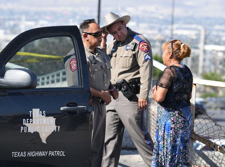 Una testigo del tiroteo de El Paso conversa con los policías. (Mark RALSTON | AFP)