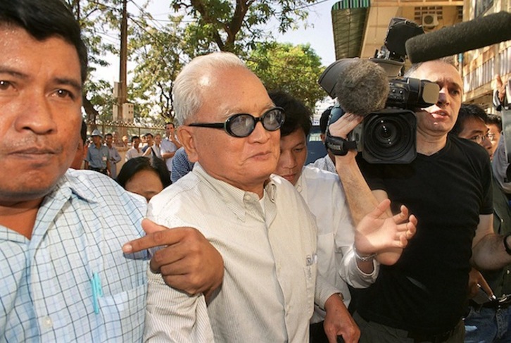  Nuon Chea, en el centro, en diciembre de 2002. (Khem SOVANNARA | AFP)