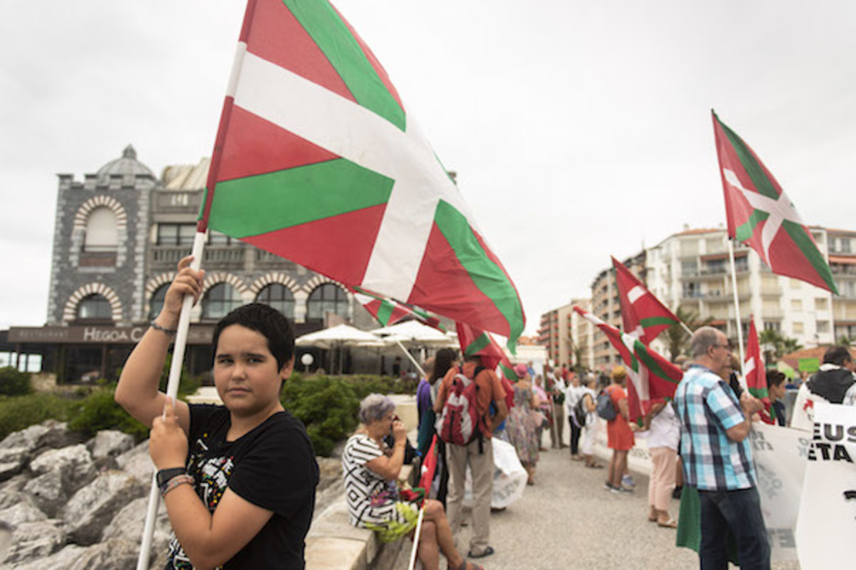 L’association Etxerat a organisé des rassemblements dans 14 plages du Pays Basque dimanche 4 août. ©Guillaume FAUVEAU