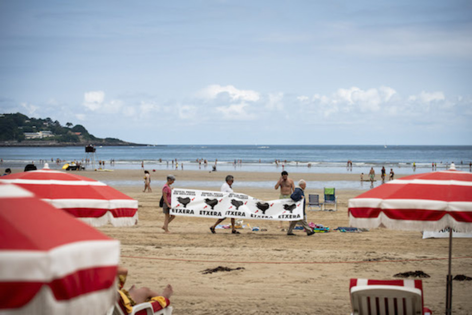  L’association Etxerat a organisé des rassemblements dans 14 plages du Pays Basque dimanche 4 août. Les participants ont demandé le retour à la maison des prisonniers basques et la fin de la dispersion. ©Guillaume FAUVEAU