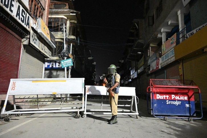 Controles militares en la entrada de Srinagar.(TAUSEEF MUSTAFA / AFP)
