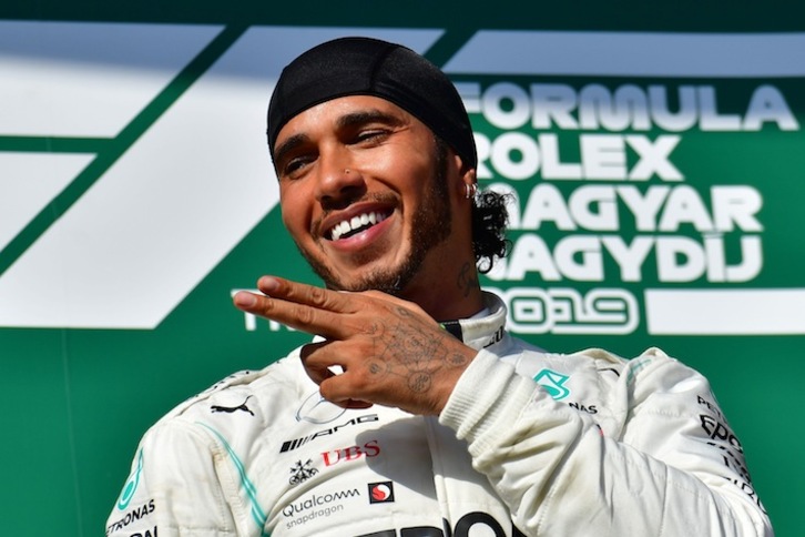 Hamilton, feliz tras imponerse en Hungría (Andrej ISAKOVIC / AFP)