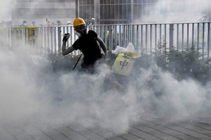 Manifestari bat Poliziaren aurka. (ANTHONY WALLACE /AFP) 