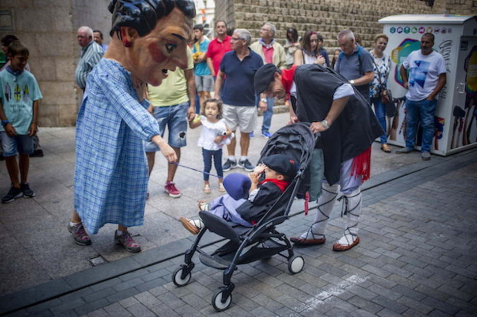 Los cabezudos por el centro de la ciudad. (Jaizki FONTANEDA/FOKU)