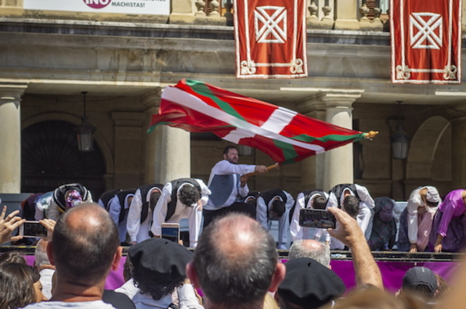 Homenaje a la ikurriña. (Jaizki FONTANEDA/FOKU)