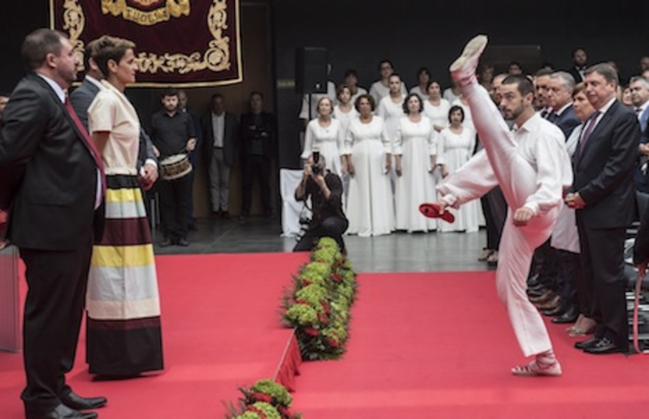 Aurresku de honor para la nueva presidenta de Nafarroa. (Jagoba MANTEROLA/FOKU)