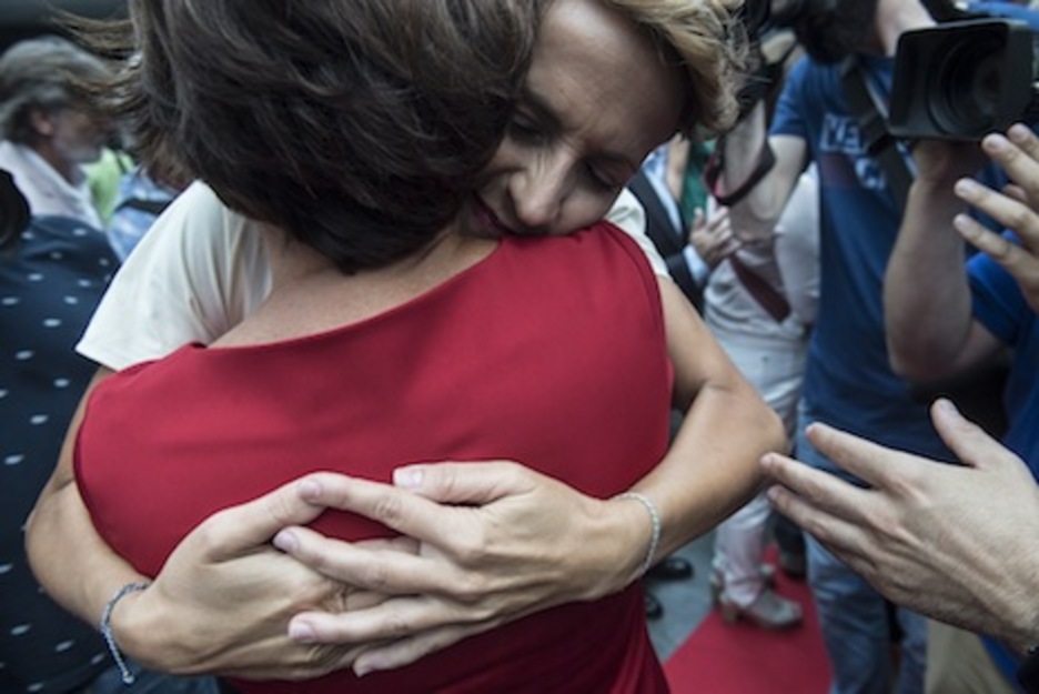 Chivite se funde en un intenso abrazo con Elena Torres, ex presidenta del Parlamento de Nafarroa. (Jagoba MANTEROLA/FOKU)