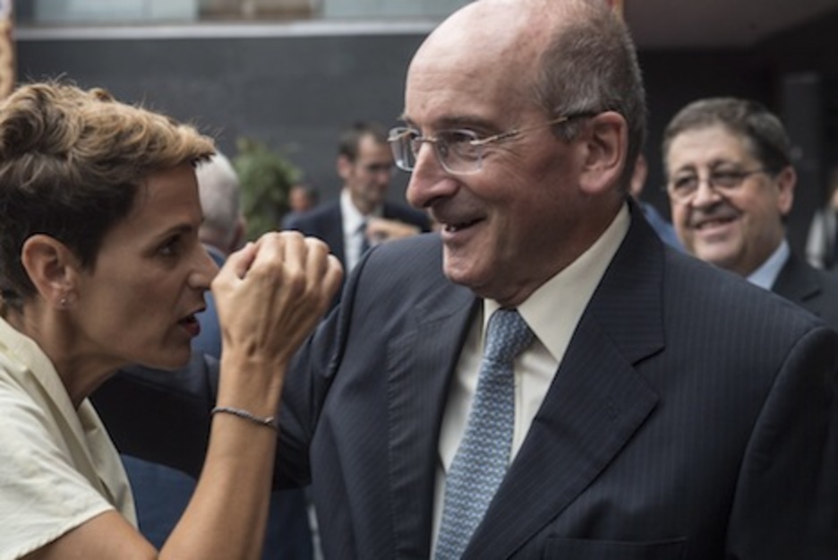 Chivite dialoga con el ex presidente de Nafarroa Juan Cruz Alli. (Jagoba MANTEROLA/FOKU)