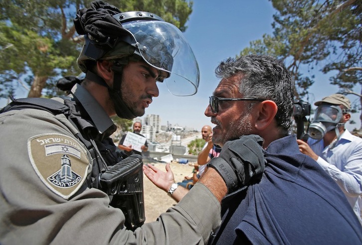 Un soldado israelí y un manifestante palestino, cara a cara en los territorios ocupados. (Musa AL SHAER | AFP)