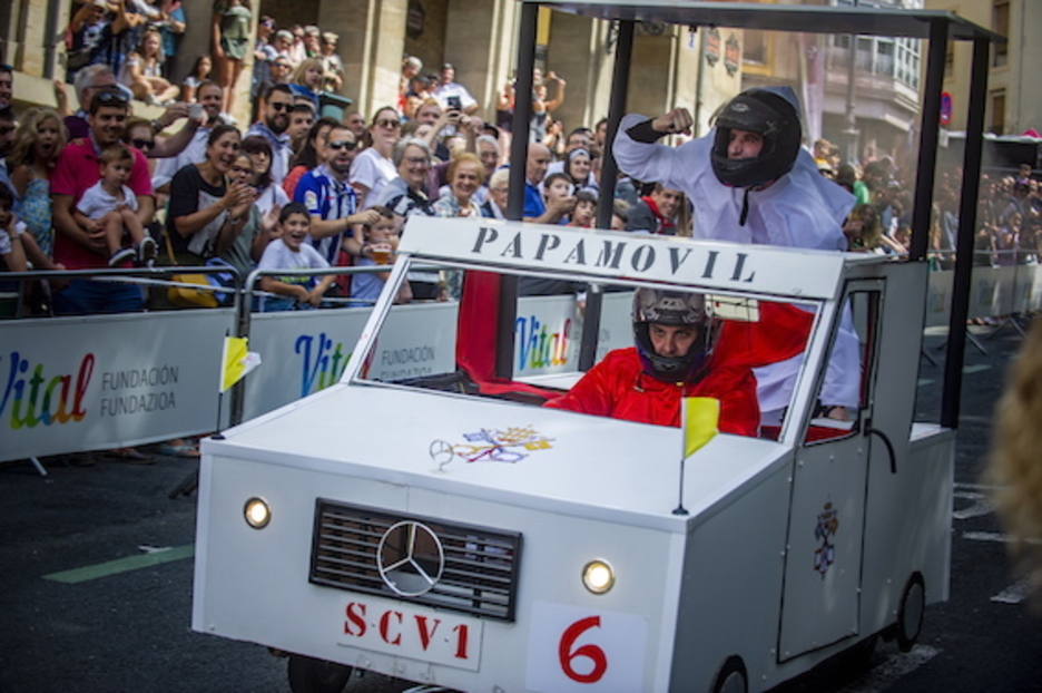 El Papamóvil bajando por el centro de Gasteiz. (Jaizki FONTANEDA/FOKU) El Papamóvil bajando por el centro de Gasteiz. (Jaizki FONTANEDA/FOKU)