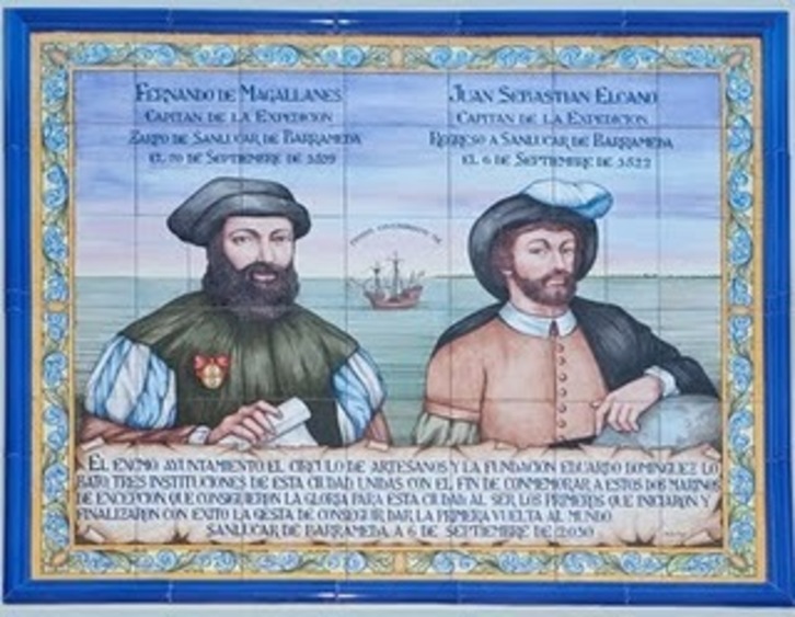 Magallanes y Elkano, juntos en un grabado existente en Sanlúcar de Barrameda. (WIKIMEDIA)