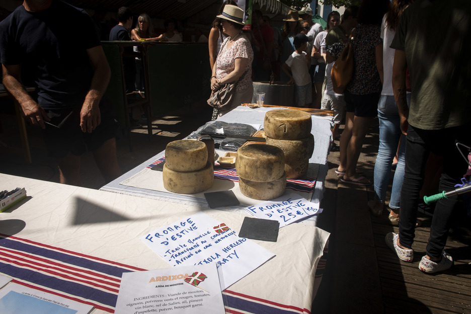 Les expoitants ont proposé des démonstrations de fabrication de fromage. © Guillaume Fauveau