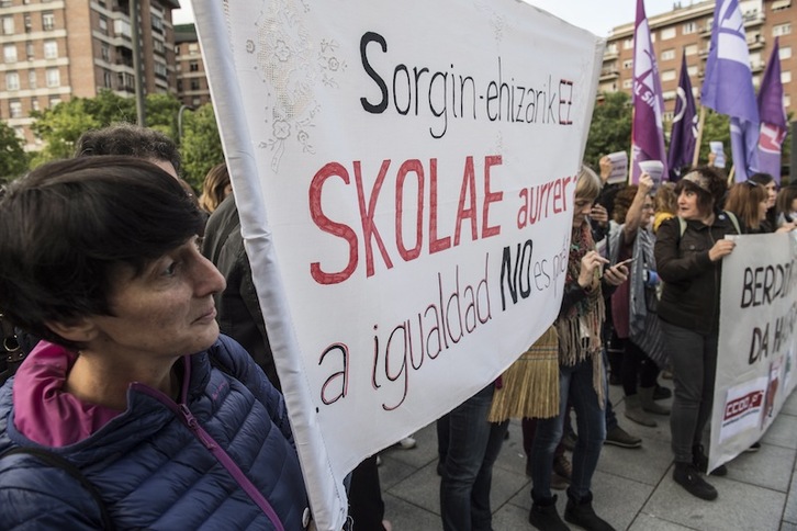 Muestras de apoyo a los impulsores de Skolae, al comparecer en el Juzgado. (Jagoba MANTEROLA | FOKU)