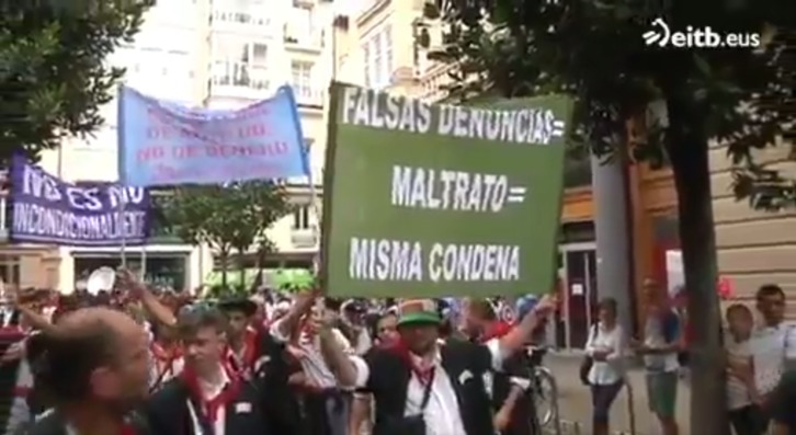 Captura de pantalla de las pancartas desplegadas por integrantes del Mozkorraldi. 