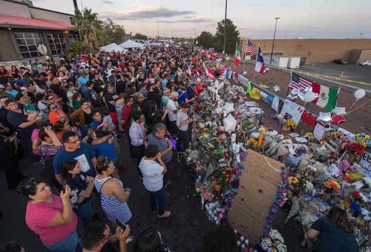 Homenaje en El Paso a los fallecidos en el ataque racista. (Mark RALSTON/AFP)