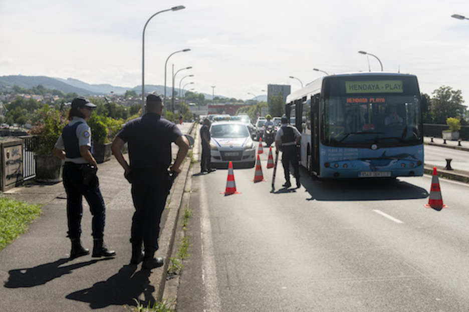 Les contrôles policiers en vue du G7 se sont renforcés depuis le 5 août entre Hendaye et Irun. © Guillaume FAUVEAU