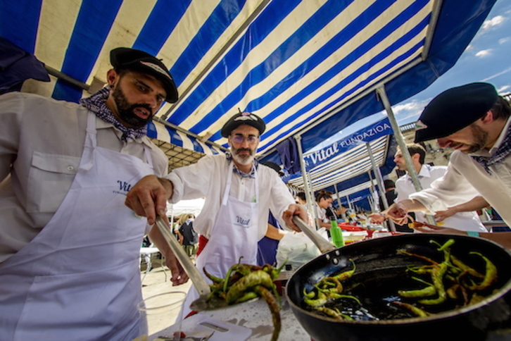 Blusas de Okerrak en el concurso gastronómico. (Jaizki FONTANEDA/FOKU)