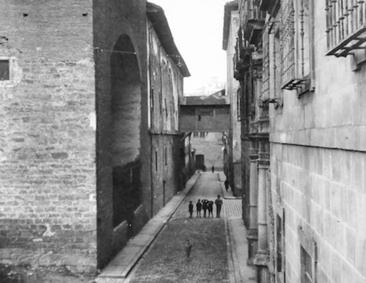 A la izquierda, el antiguo convento de La Merced, situado frente a la actual sede del Arzobispado en Iruñea. (Imágenes de la web www.loscamposdeconcentraciondefranco.es)