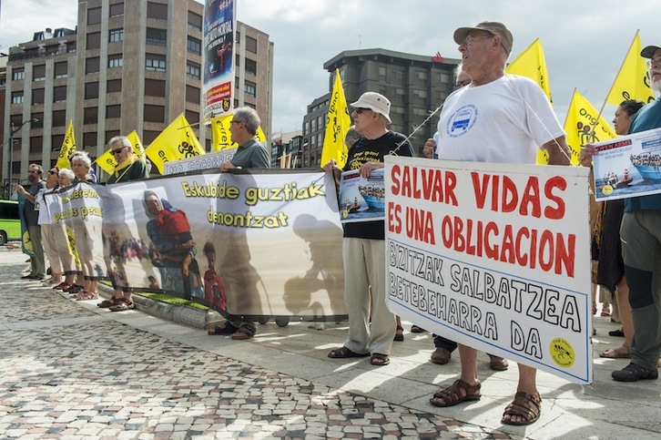 Protesta de Ongi Etorri Errefuxiatuak esta mañana en Bilbo. (Monika DEL VALLE | FOKU)