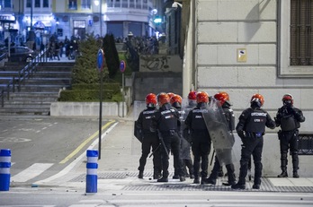 Ertzainas, cargando en Gasteiz en 2015. (Juanan RUIZ | FOKU)