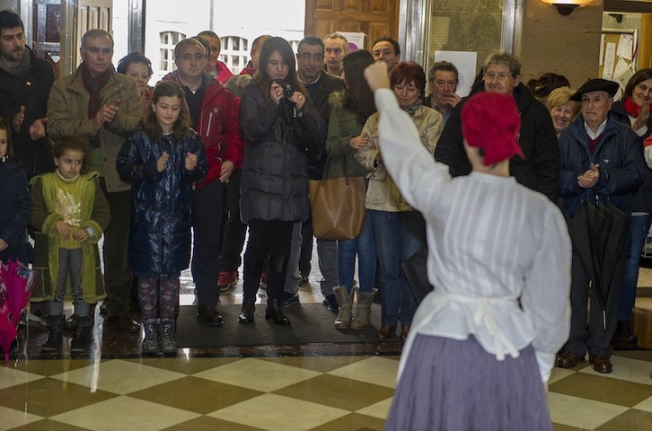 Homenaje en 2014 al fallecido Marcelino Bilbao, uno de los vascos que padecieron Mauthausen. (Monika DEL VALLE | FOKU)