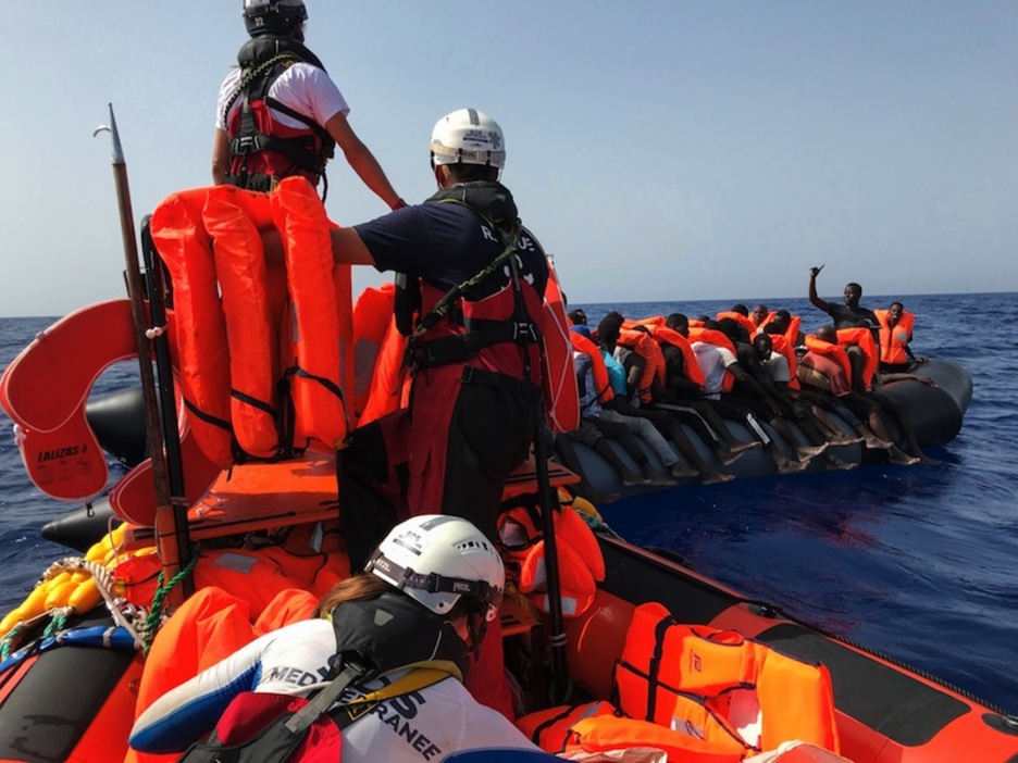 Maniobra de aproximación a los migrantes. 
