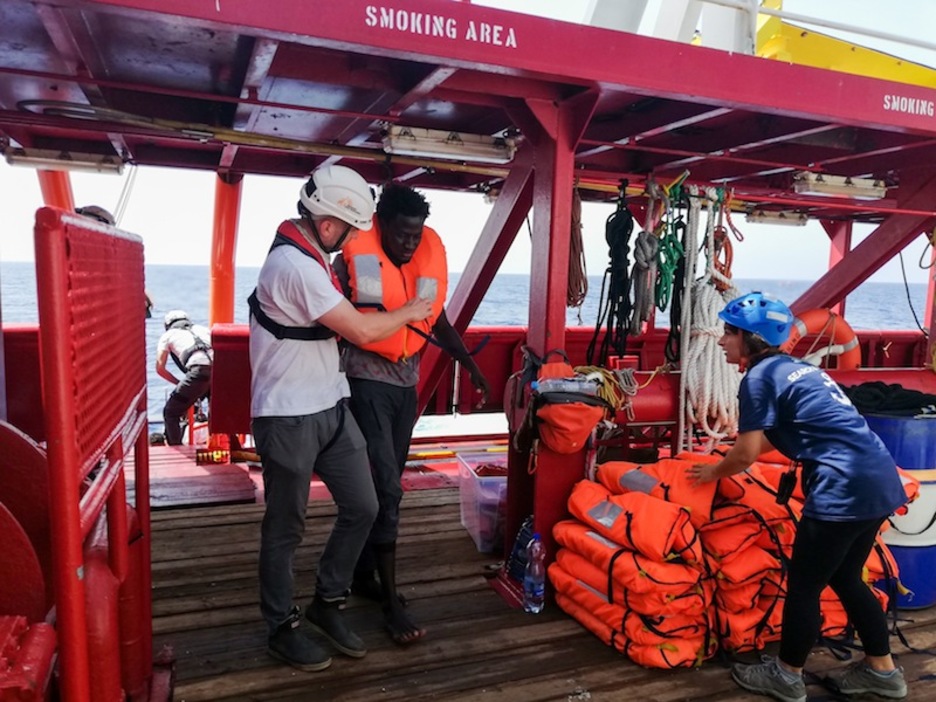 Uno de los africanos a la deriva, ya en el barco de salvamento.