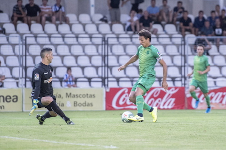 Oyarzabal se dispone a regatear a Herrera para anotar el 1-0. (Gorka RUBIO/FOKU)