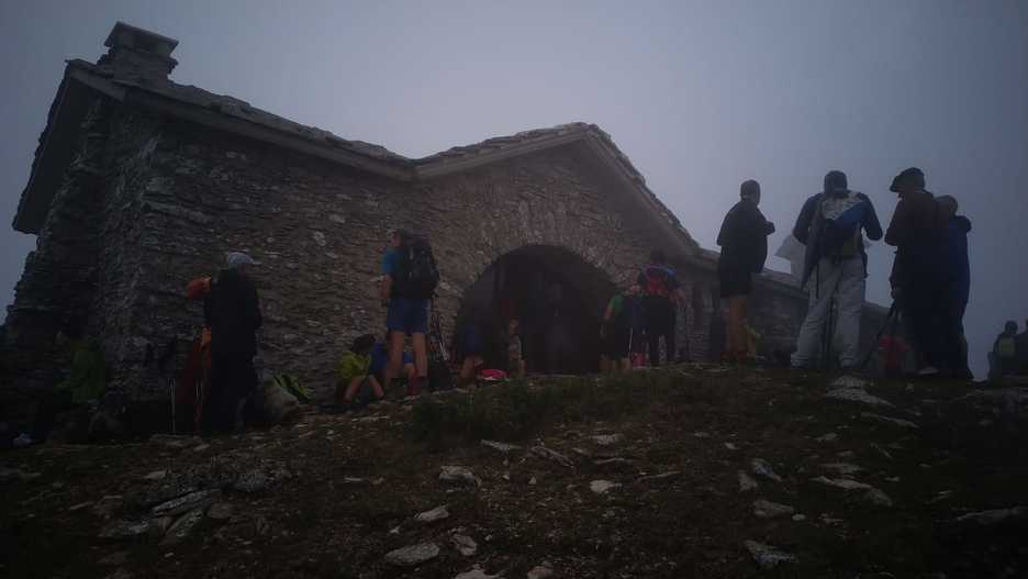 Ez dira denak Unanutik igo eta batzuk San Donatoko ermita goizean goiz estalita aurkitu dute. (NAIZ)