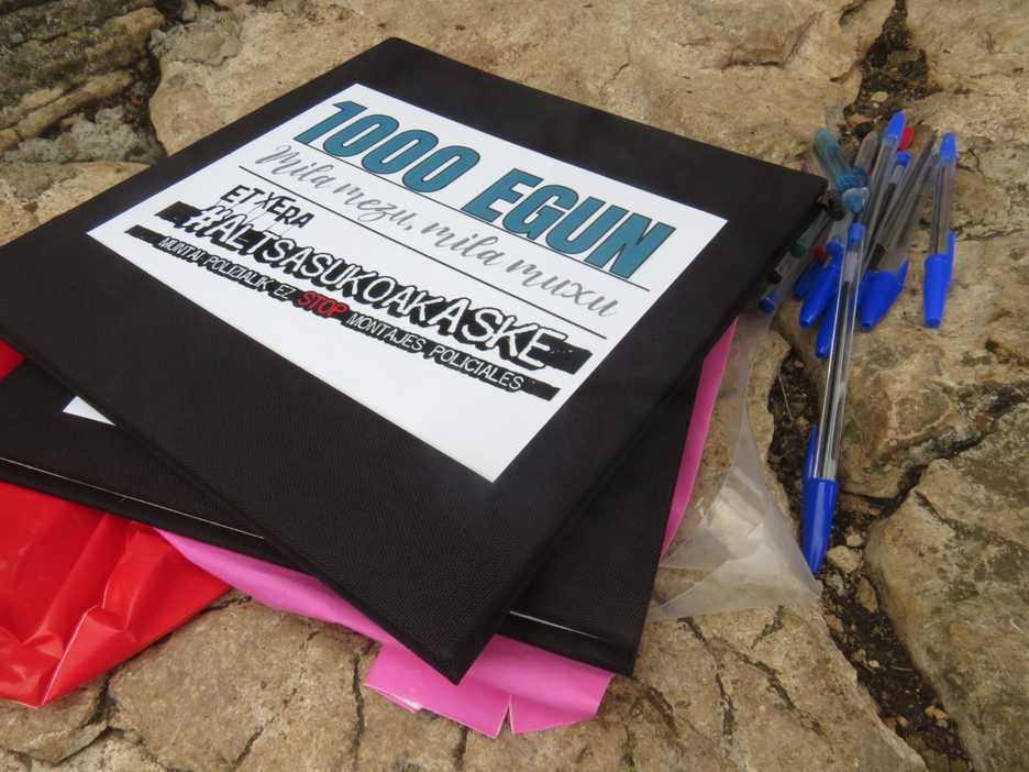 Gaur aurkeztu ta erreleboka Zaballako espetxera iritsiko den elkartasun mezu liburua. (NAIZ)