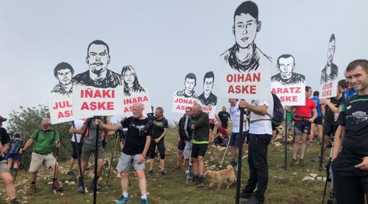 Alrededor de 300 personas han subido a la cima del monte Beriain. (NAIZ)