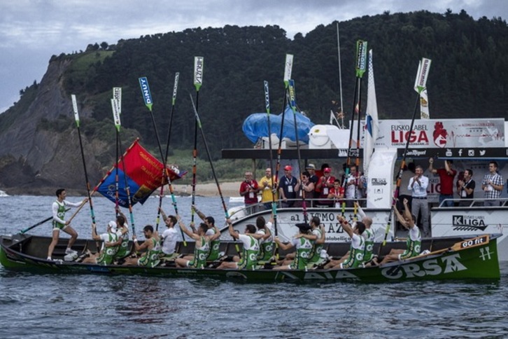 La «Ama Guadalupekoa» regresa a puerto con la bandera conquistada en Ondarroa a bordo. (Aritz LOIOLA / FOKU)