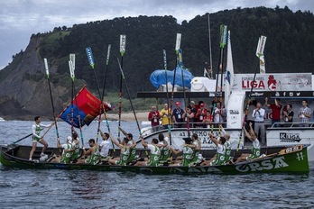 La «Ama Guadalupekoa» regresa a puerto con la bandera conquistada en Ondarroa a bordo. (Aritz LOIOLA / FOKU)
