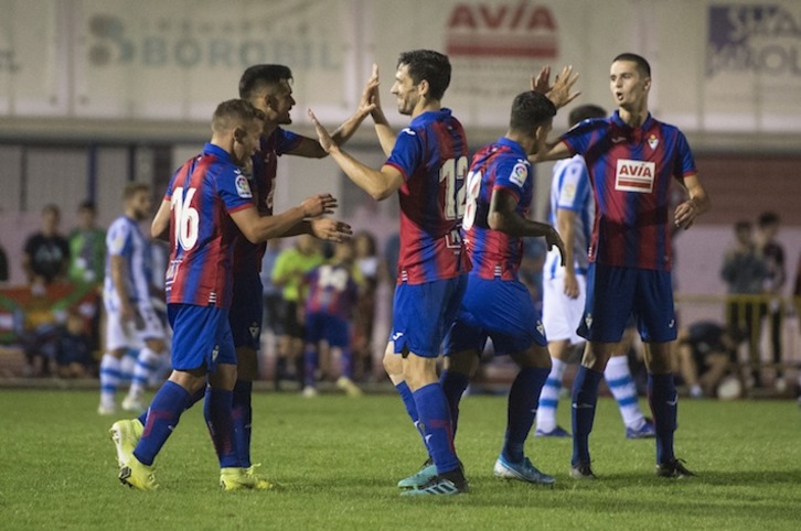 Jugadores del Eibar celebran el gol de Oliveira (Monika DEL VALLE / FOKU)