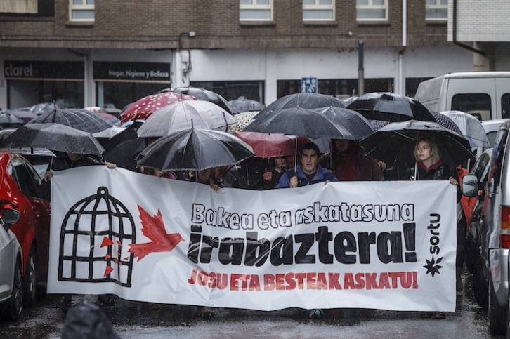 Manifestación en Ugao en contra de la detención de Josu Urrutikoetxea. (Aritz LOIOLA/FOKU)