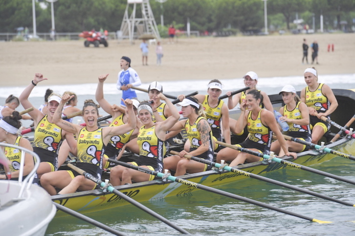 Las remeras de Orio celebran la victoria en Hondarribia y en la Liga. (Idoia ZABALETA/FOKU)