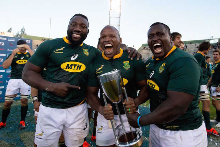 Mtawarira, Mbonambi y Nyakane, primera línea titular de Sudáfrica frente a Argentina, celebra el título del Rugby Championship. (JUAN GASPARINI / AFP)