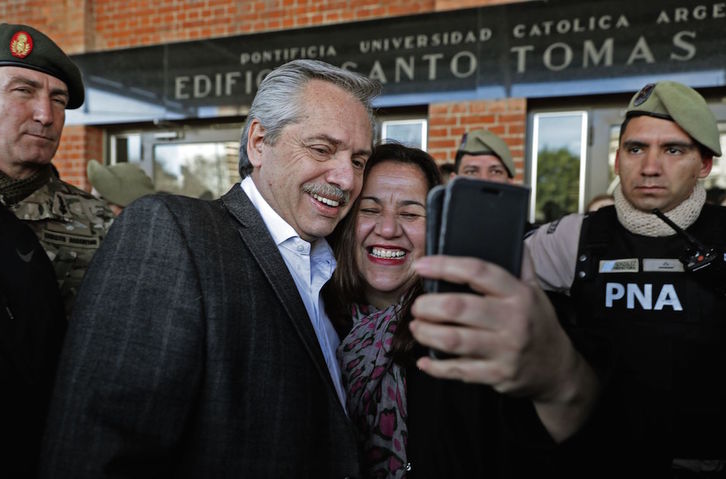 Alberto Fernández se fotografía junto a una seguidora tras depositar su papeleta. (ALEJANDRO PAGNI / AFP) 