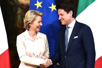 Giuseppe Conte, primer ministro italiano, con la presidenta de la Comisión Europea. (Vincenzo PINTO | AFP)