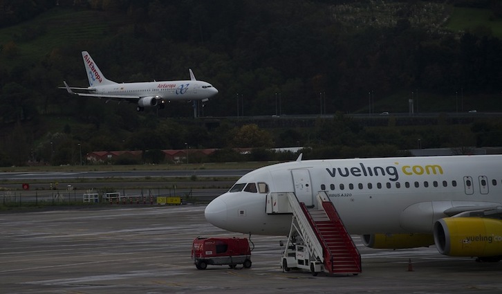 Tráfico aéreo en el aeropuerto de Loiu. (Luis JAUREGIALTZO | FOKU)
