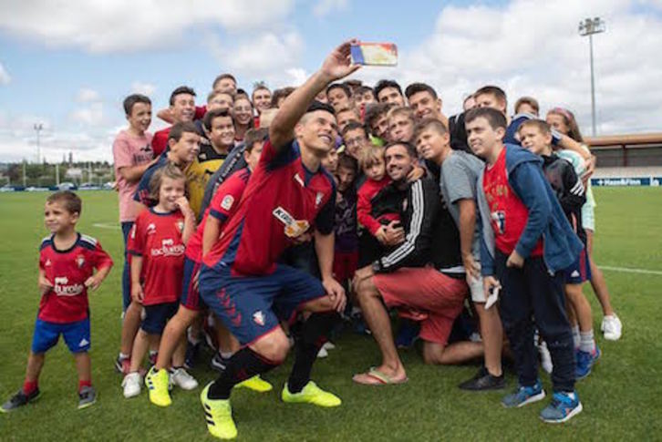 Roncaglia se hace un selfie con un grupo de aficionados rojillos. (OSASUNA TWITTER)