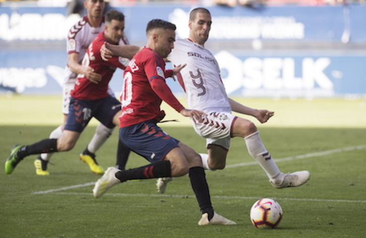 Rober Ibáñez centra en un partido contra el Albacete. (Jagoba MANTEROLA/FOKU)