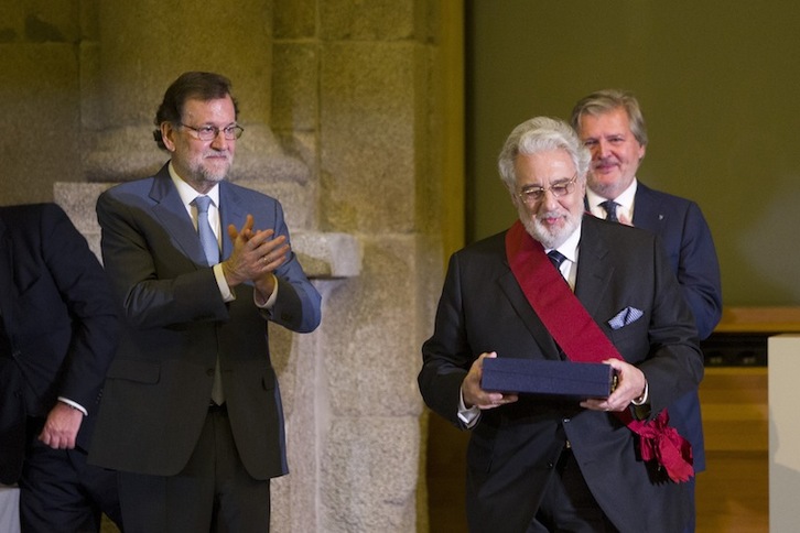 Rajoy entrega a Domingo la Gran Cruz Alfonso X el Sabio en 2017. (MONCLOA)