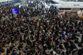 La sentada opositora ha bloqueado el área de salidas del aeropuerto. ( PHILIP FONG / AFP)