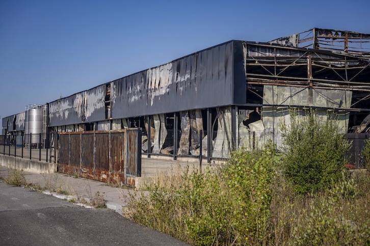 El incendio dejó devastada la planta de Agurain, hace justo un año. (Jagoba MANTEROLA | FOKU)