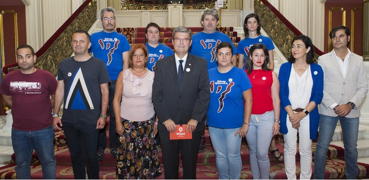 Representantes municipales y de las comparsas, en la presentación de la guía contra las agresiones sexistas. (Bilboko Udaletxea)