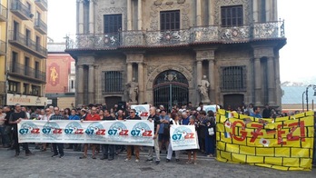 G7-Ez! Iruñeko plataformaren elkarretaratzea, Udaletxe Plazan.