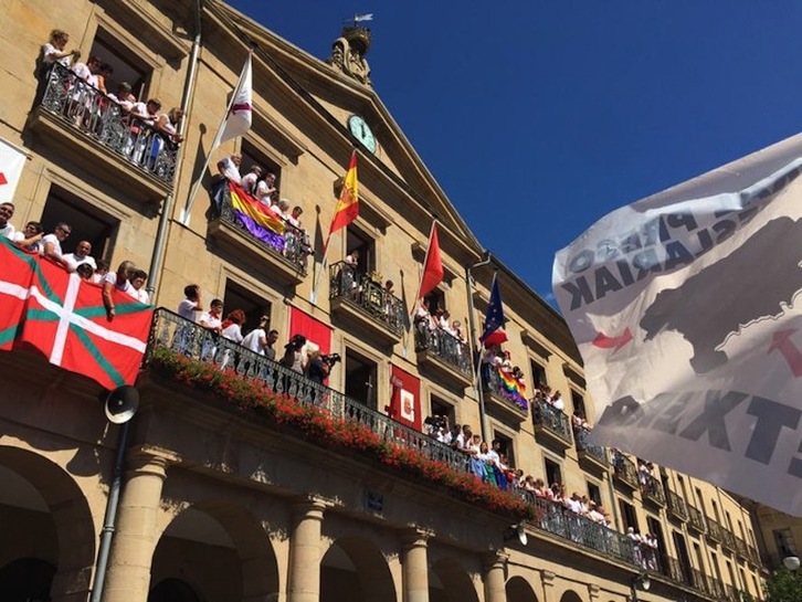 Ikurriñas y símbolos por los presos, en el chupinazo de Tafalla.